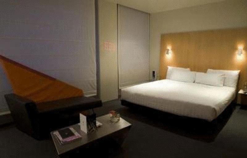 Adelphi Hotel Melbourne Cameră foto A room at the Standard East Village